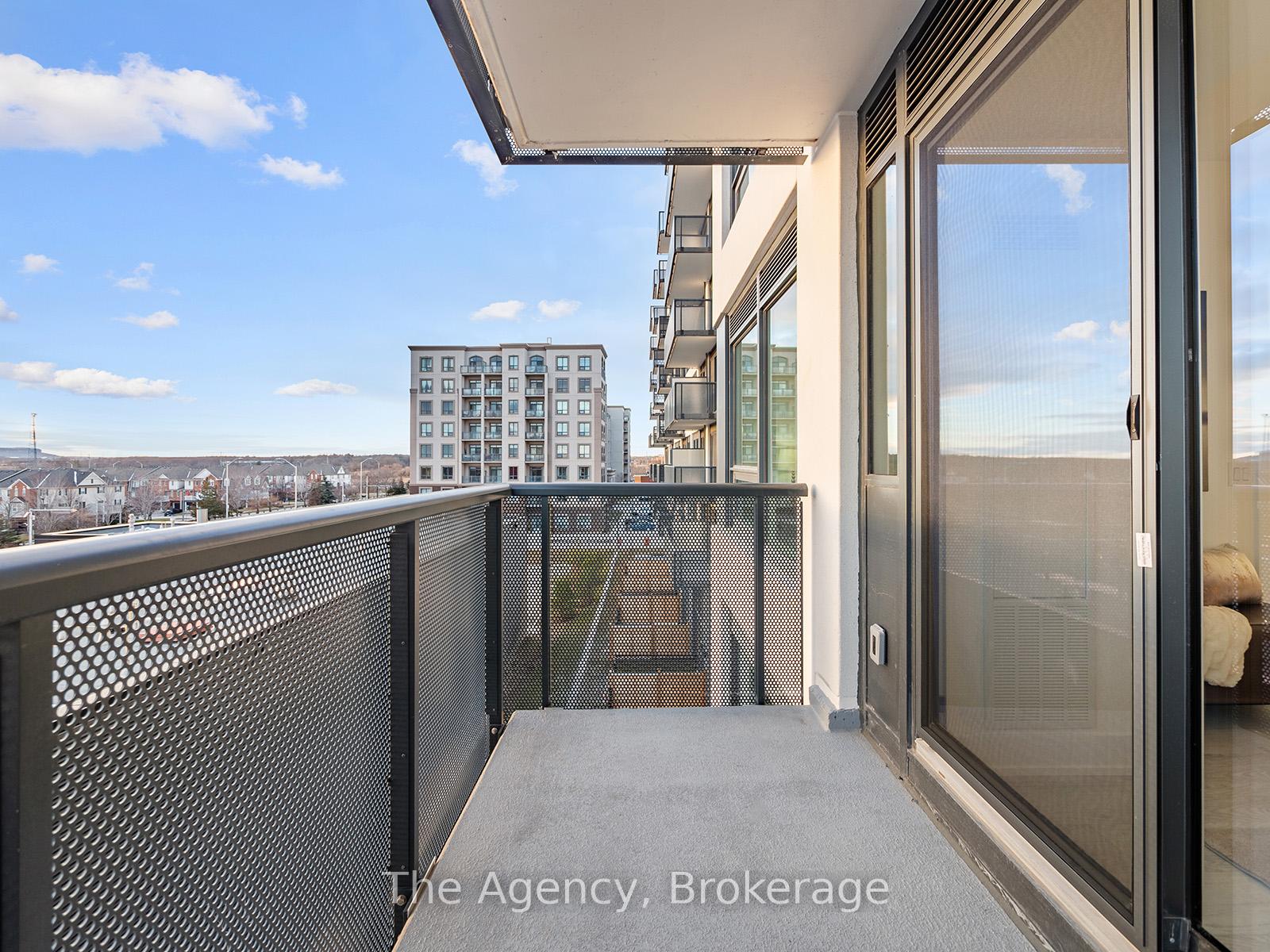 2 Bedrooms Condo at 2450 Old Bronte, Oakville For sale