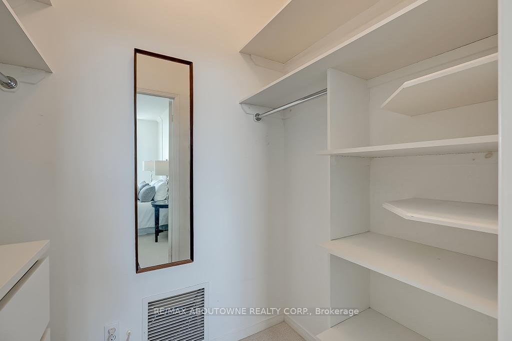 2 Bedrooms Condo at 1903 Pilgrims, Oakville For sale
