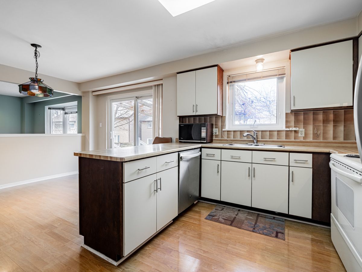 18 Finlayson Court W