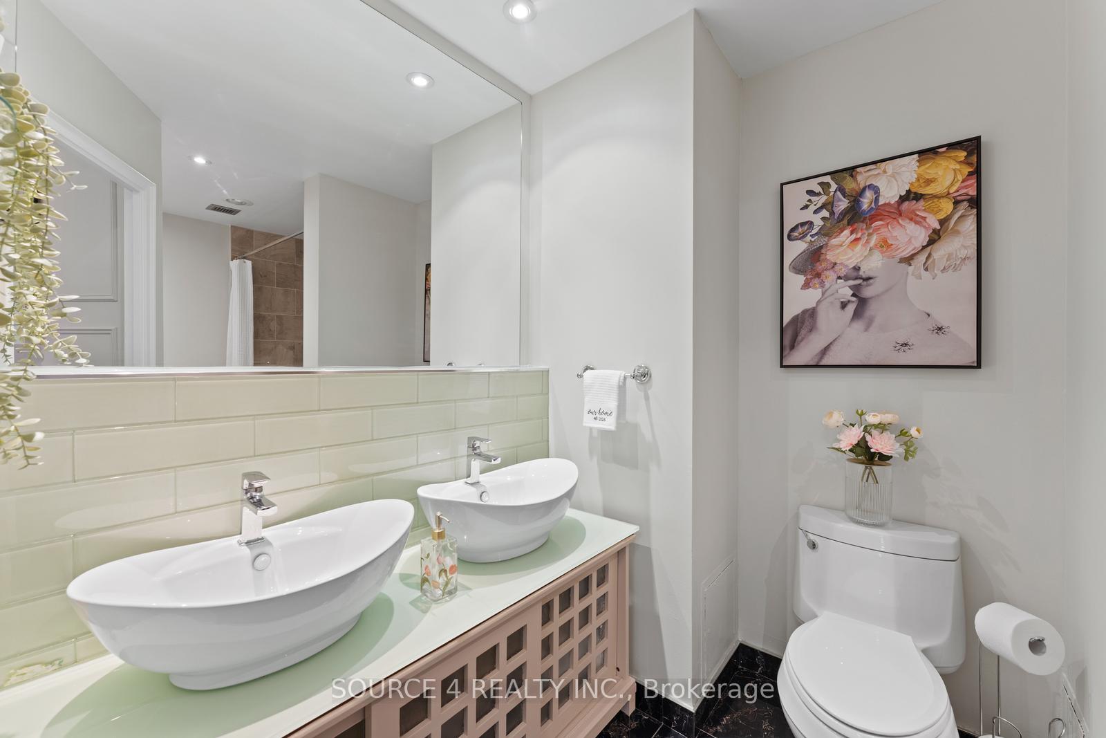 4 Bedrooms Condo at 1300 Bloor, Mississauga For sale