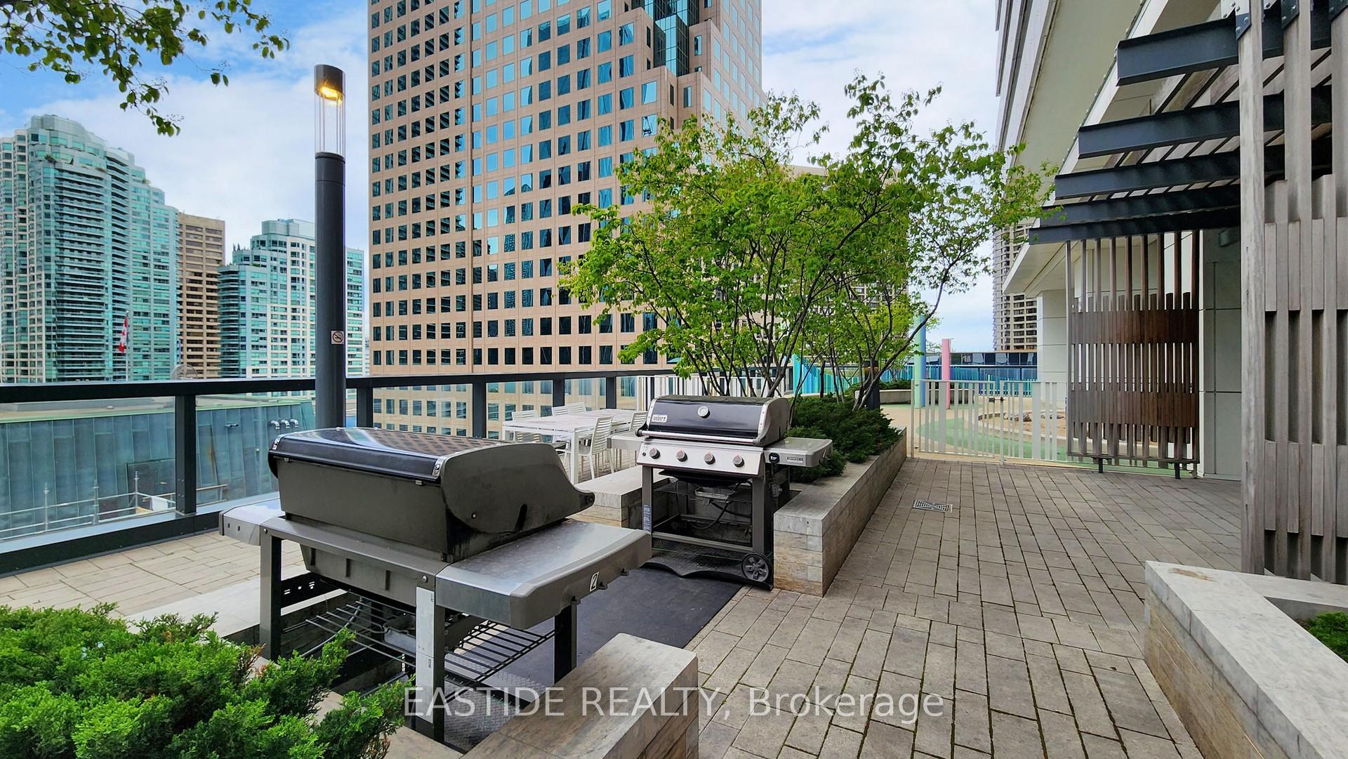 2 Bedrooms Condo at 88 Harbour, Toronto For sale