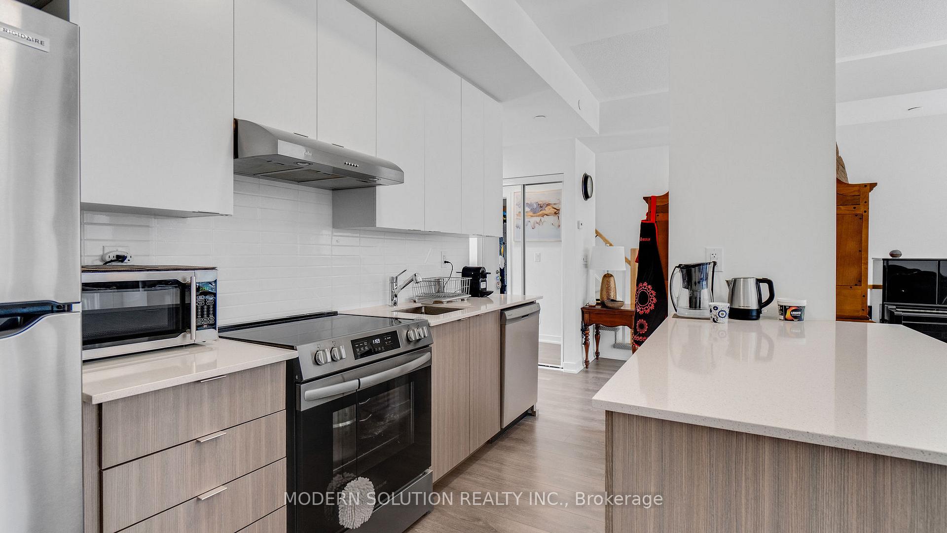 2 Bedrooms Condo at 155 Canon Jackson, Toronto For sale