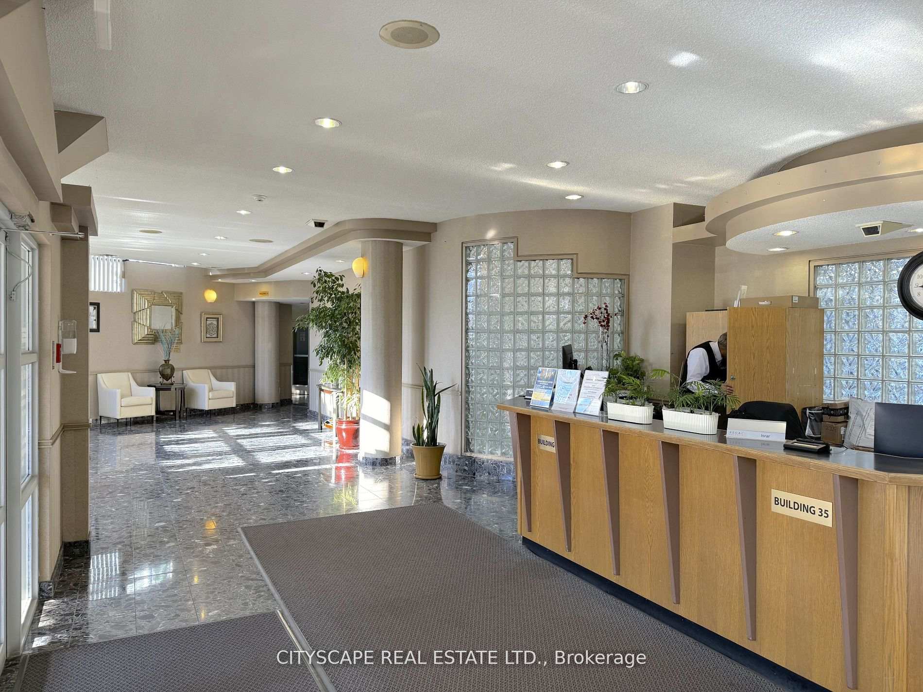 2 Bedrooms Condo at 25 Trailwood, Mississauga For sale