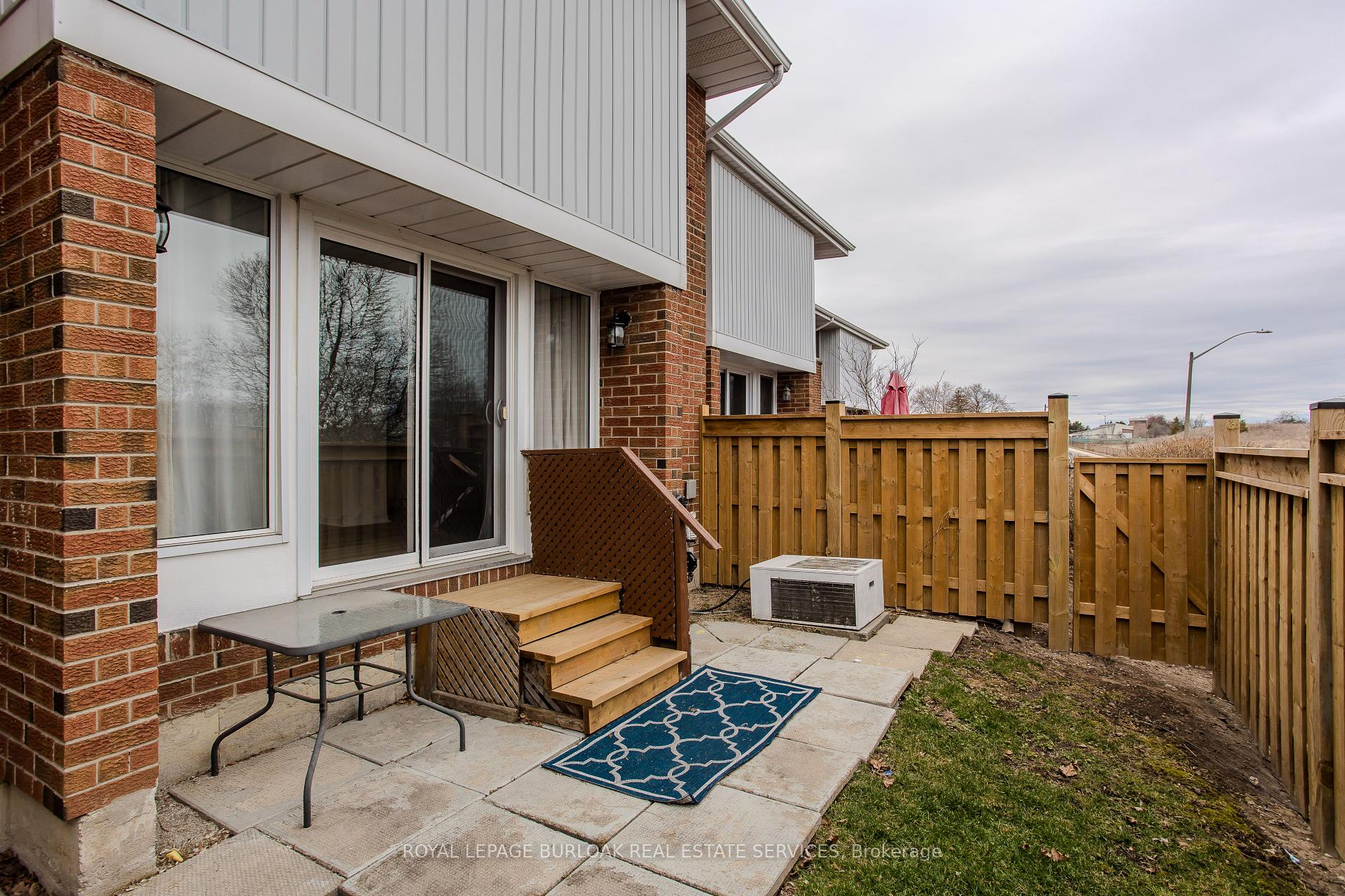 4 Bedrooms Condo at 25 Redbury, Hamilton For sale