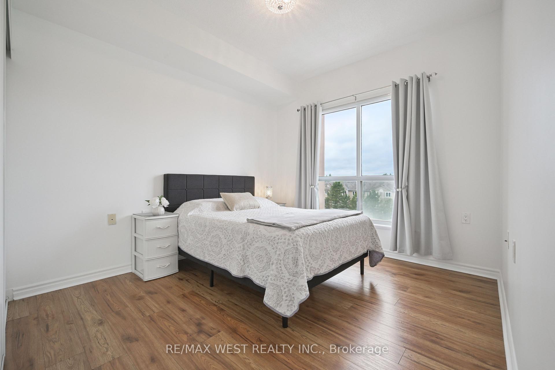 2 Bedrooms Condo at 810 Scollard, Mississauga For sale