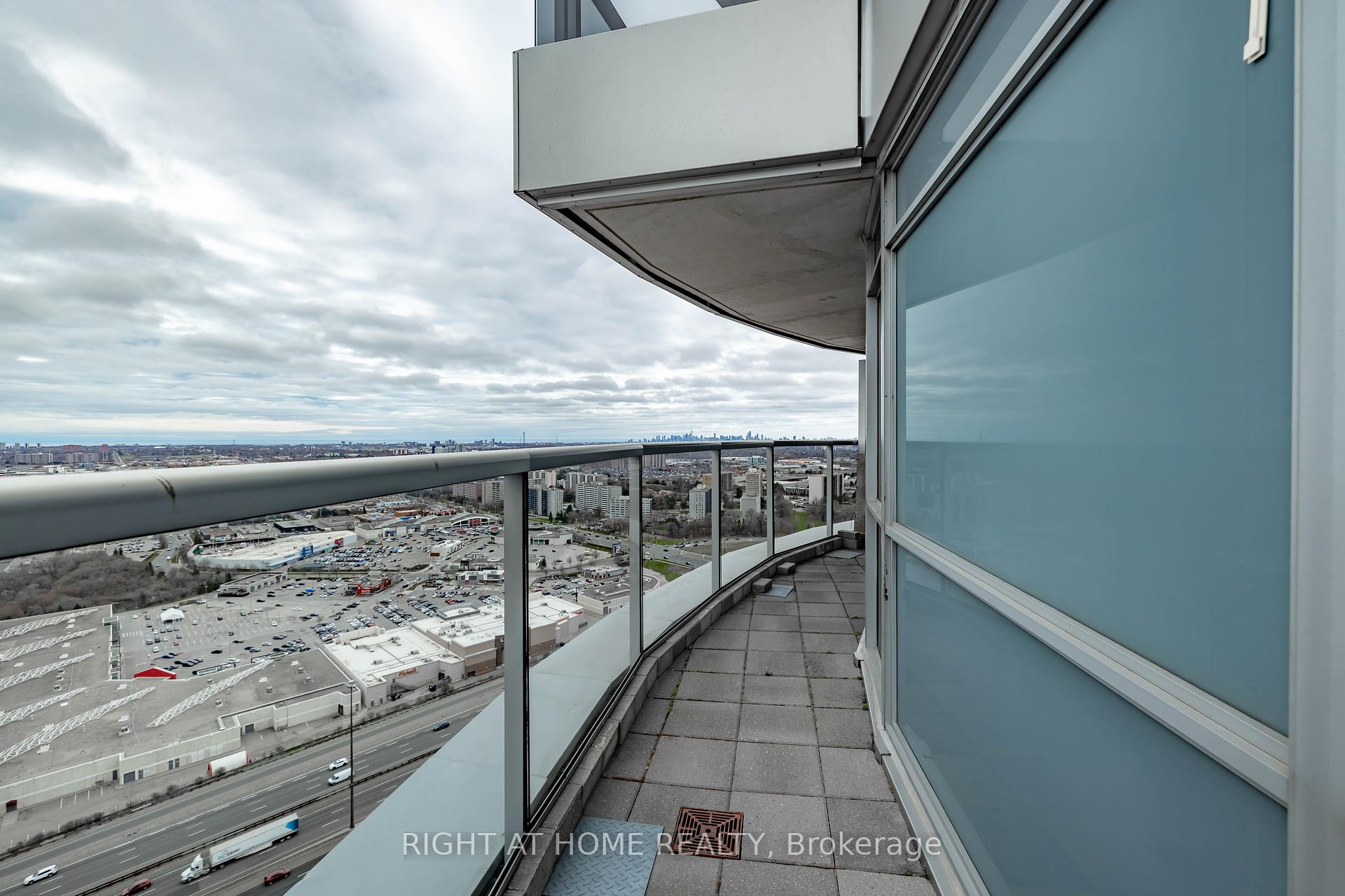 3 Bedrooms Condo at 125 Village Green,  Toronto For sale