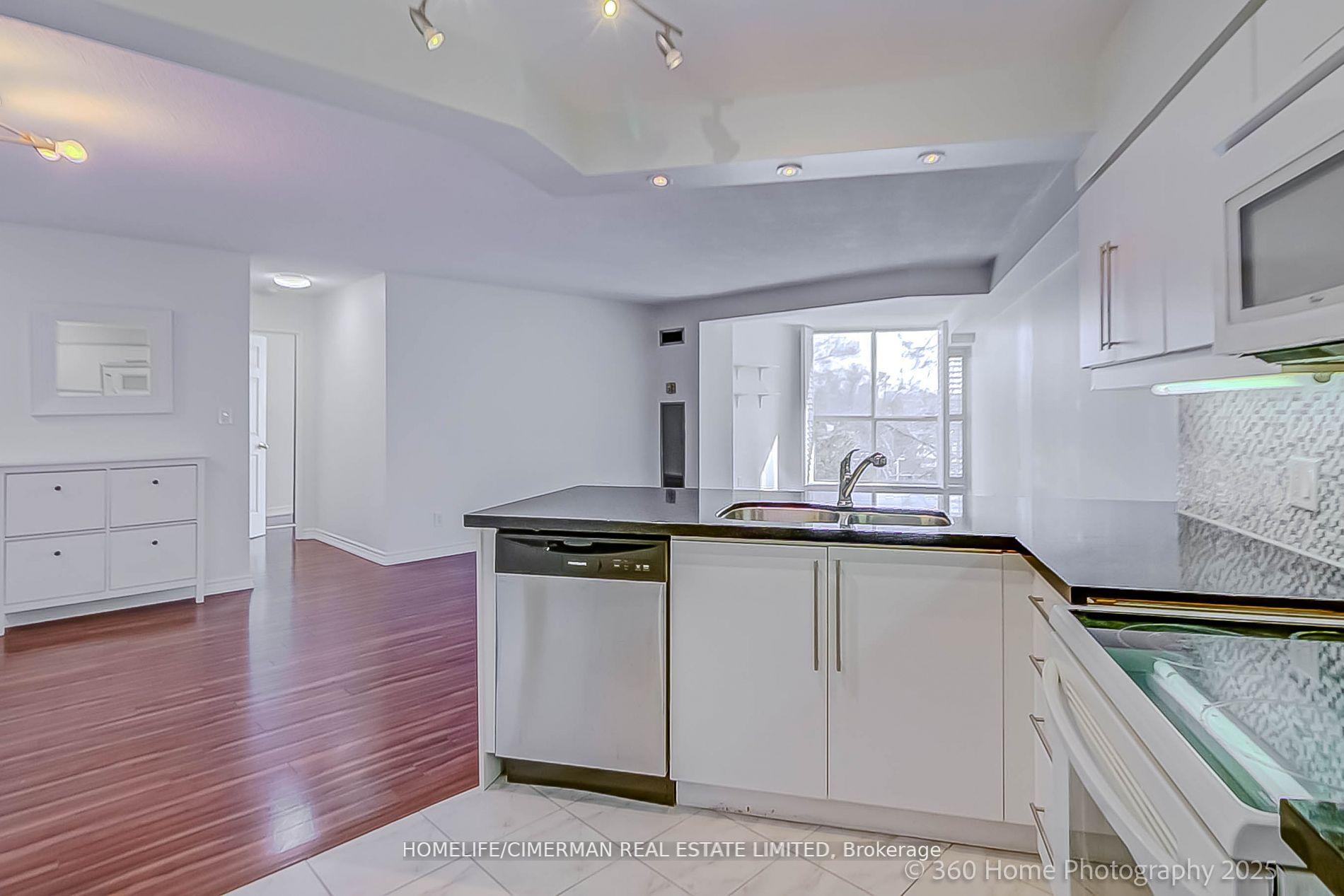 2 Bedrooms Condo at 20 Southport, Toronto For sale