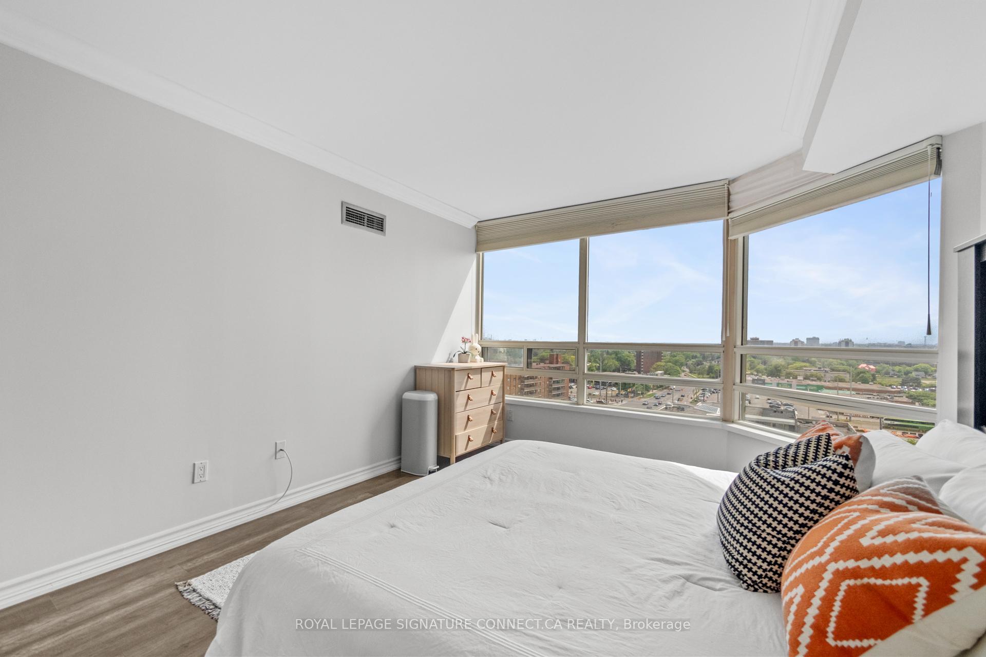 2 Bedrooms Condo at 75 King, Mississauga For sale