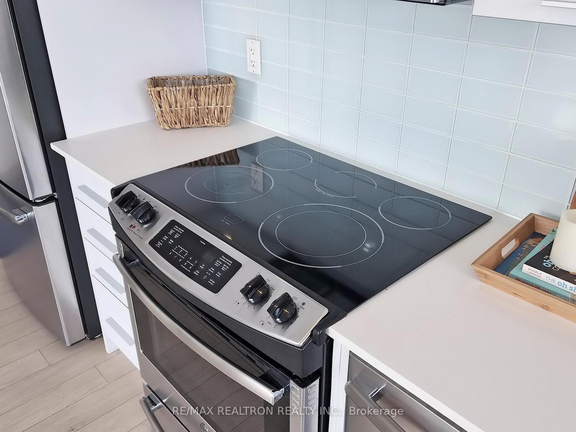 3 Bedrooms Condo at 10 Park Lawn, Toronto For sale