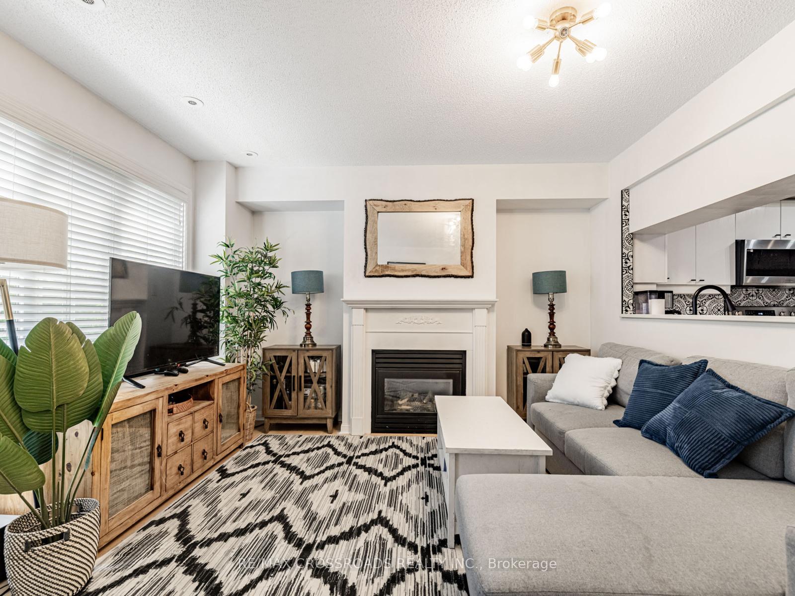 2 Bedrooms Condo at 5 Everson, Toronto For sale