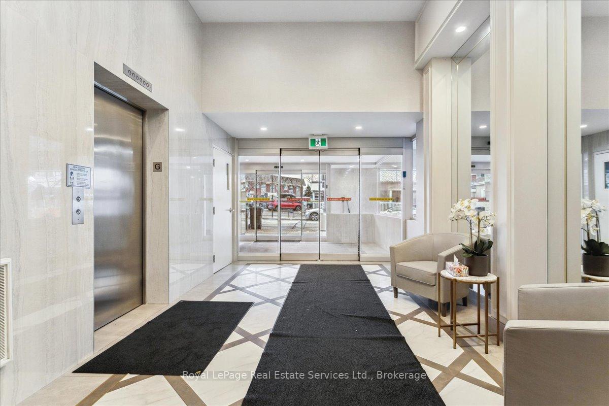2 Bedrooms Condo at 100 Bronte, Oakville For sale