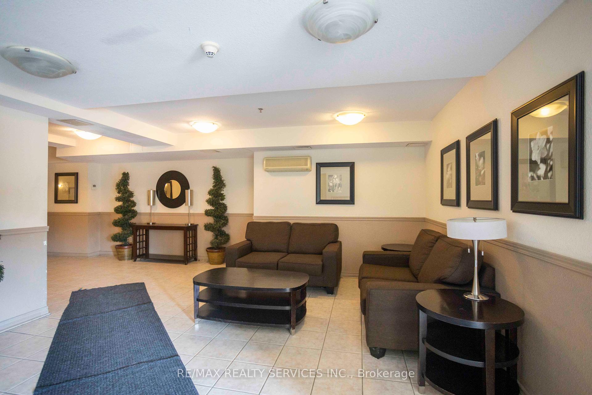 3 Bedrooms Condo at 684 Warden, Toronto For sale
