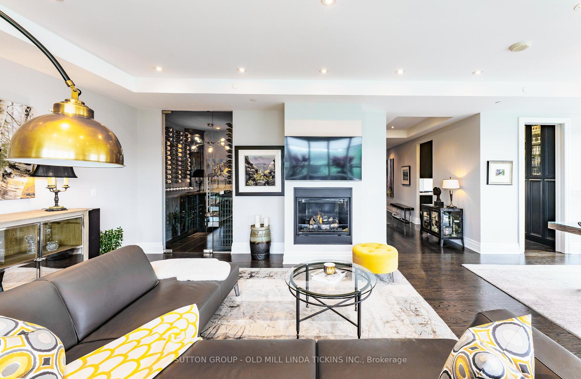 2 Bedrooms Condo at 30 Old Mill, Toronto For sale