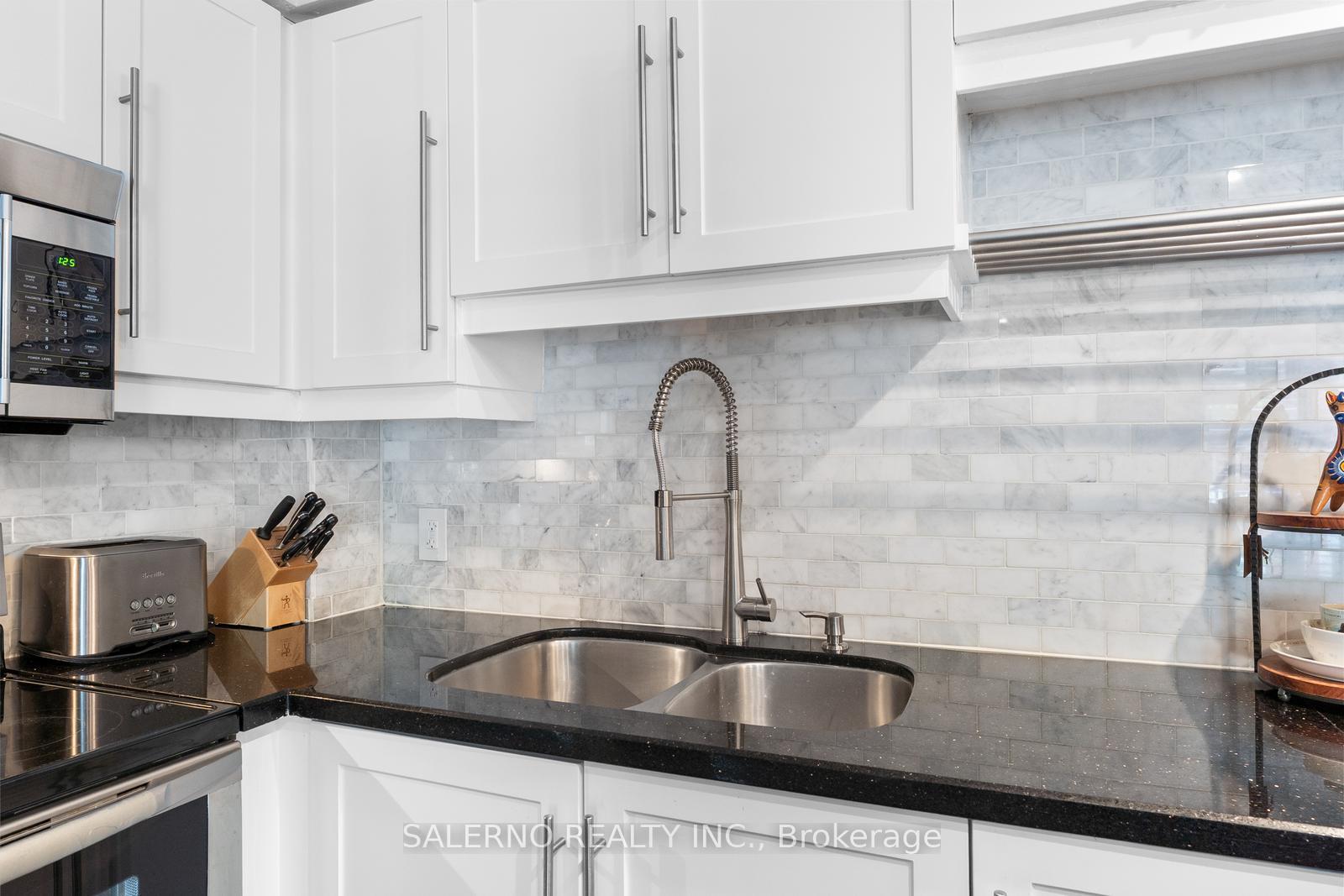3 Bedrooms Condo at 1701 Lampman, Burlington For sale
