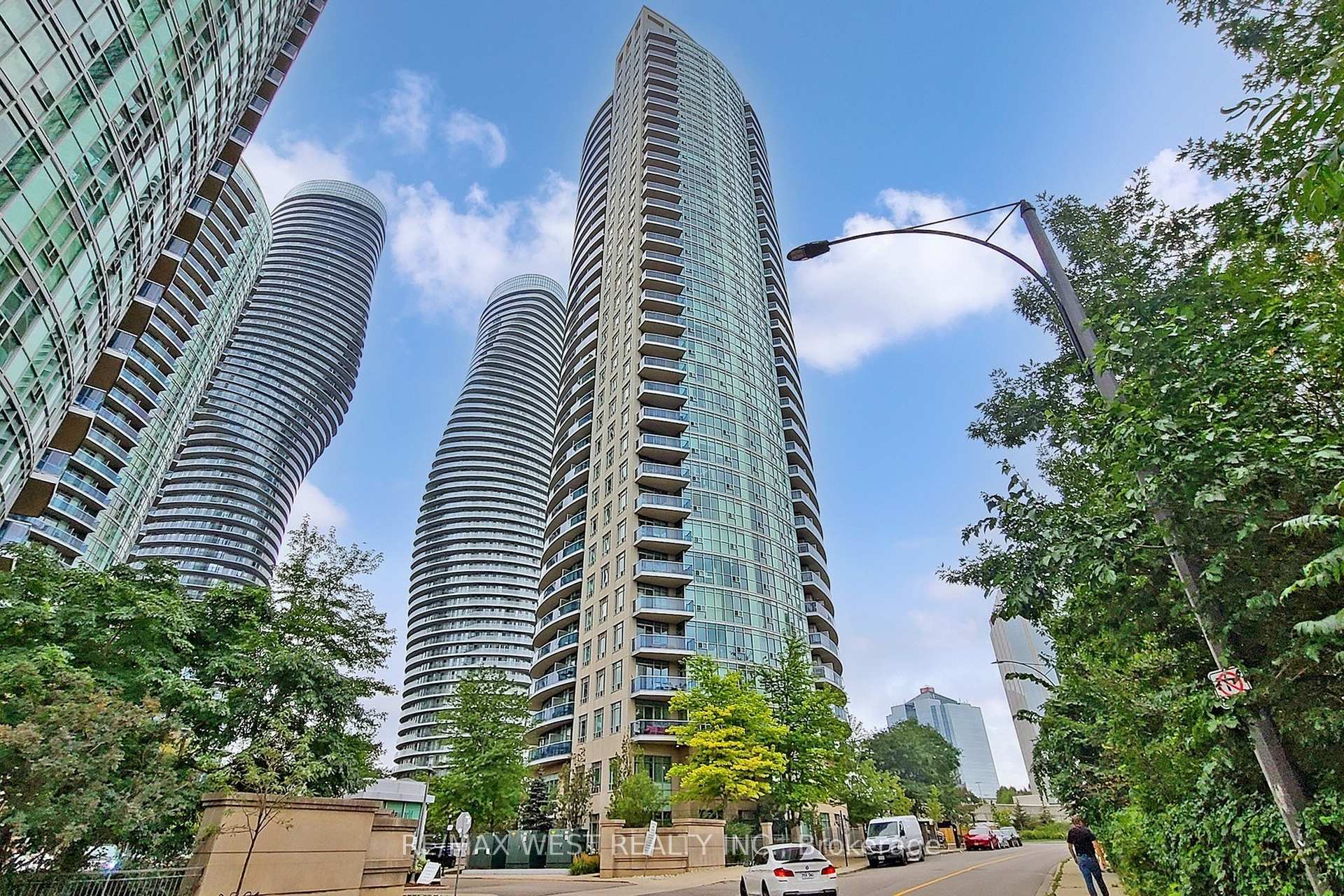 2 Bedrooms Condo at 80 Absolute, Mississauga For sale