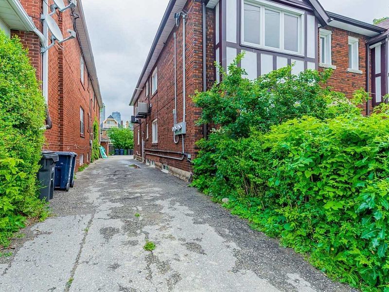 987 Avenue Road Lower