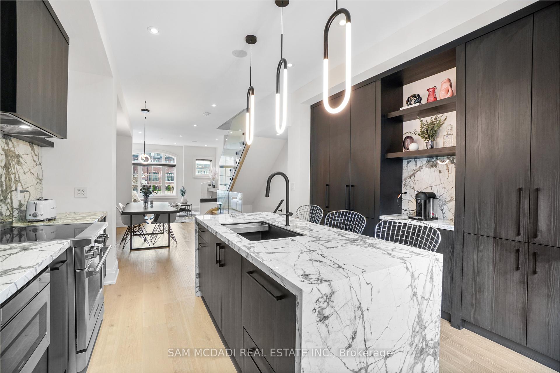 3 Bedrooms Condo at 10 Lunar, Mississauga For sale