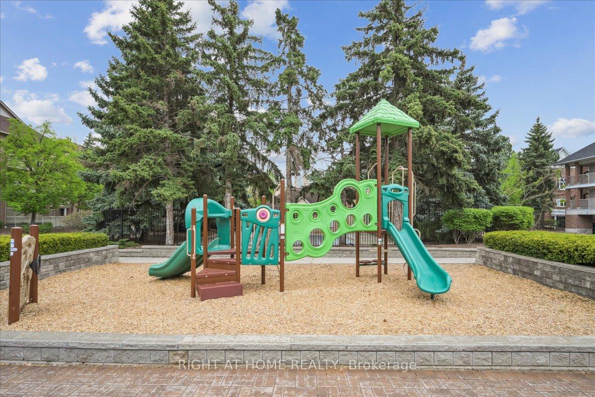 3 Bedrooms Condo at 65 Bristol, Mississauga For sale