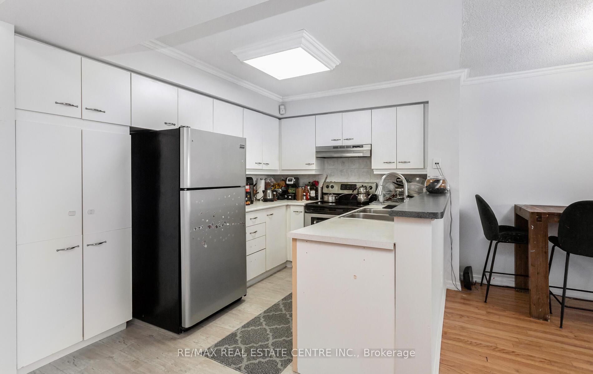 3 Bedrooms Condo at 45 Bristol,  Mississauga For sale