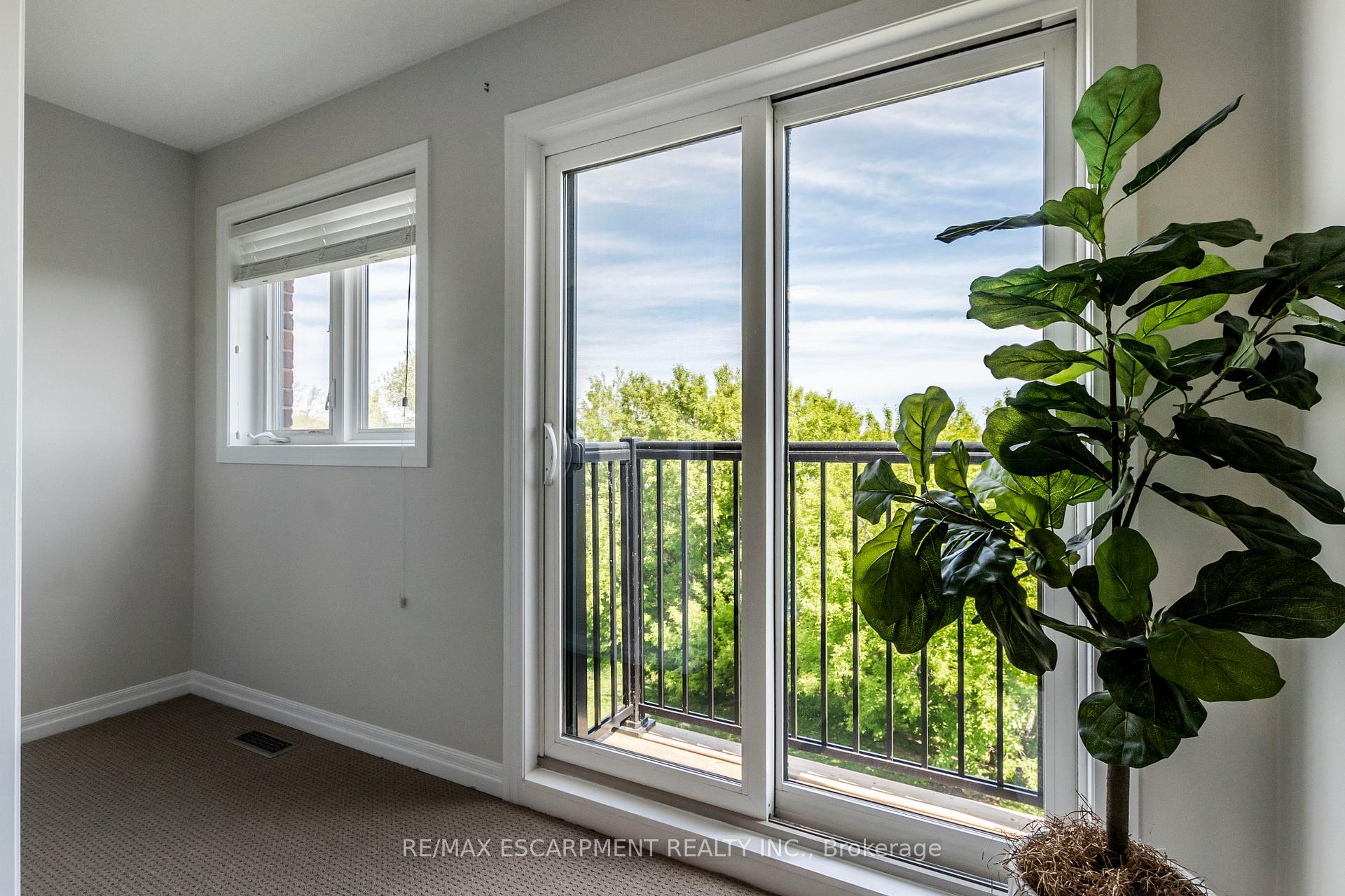 3 Bedrooms Condo at 290 Barton, Hamilton For sale