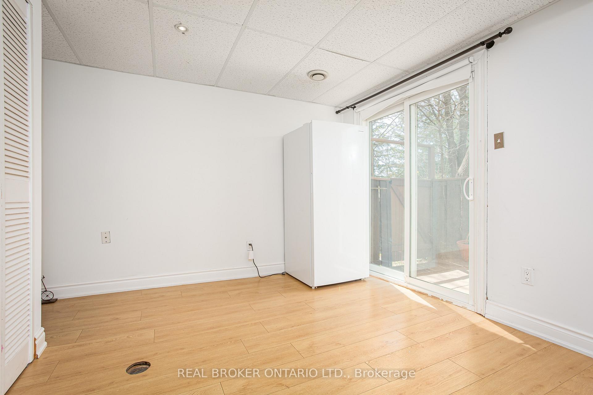 3 Bedrooms Semi-Detached at 1135 McCraney, Oakville For sale