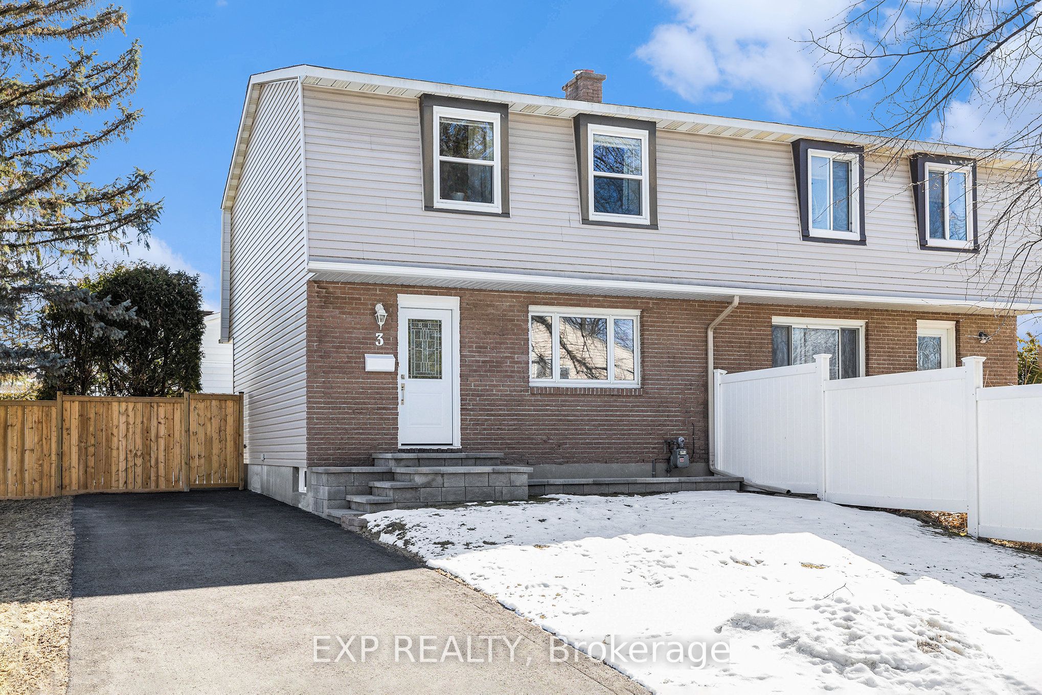 3 Lotus Court, CyrvilleCarsonGrovePineview, ON K1J 8A6