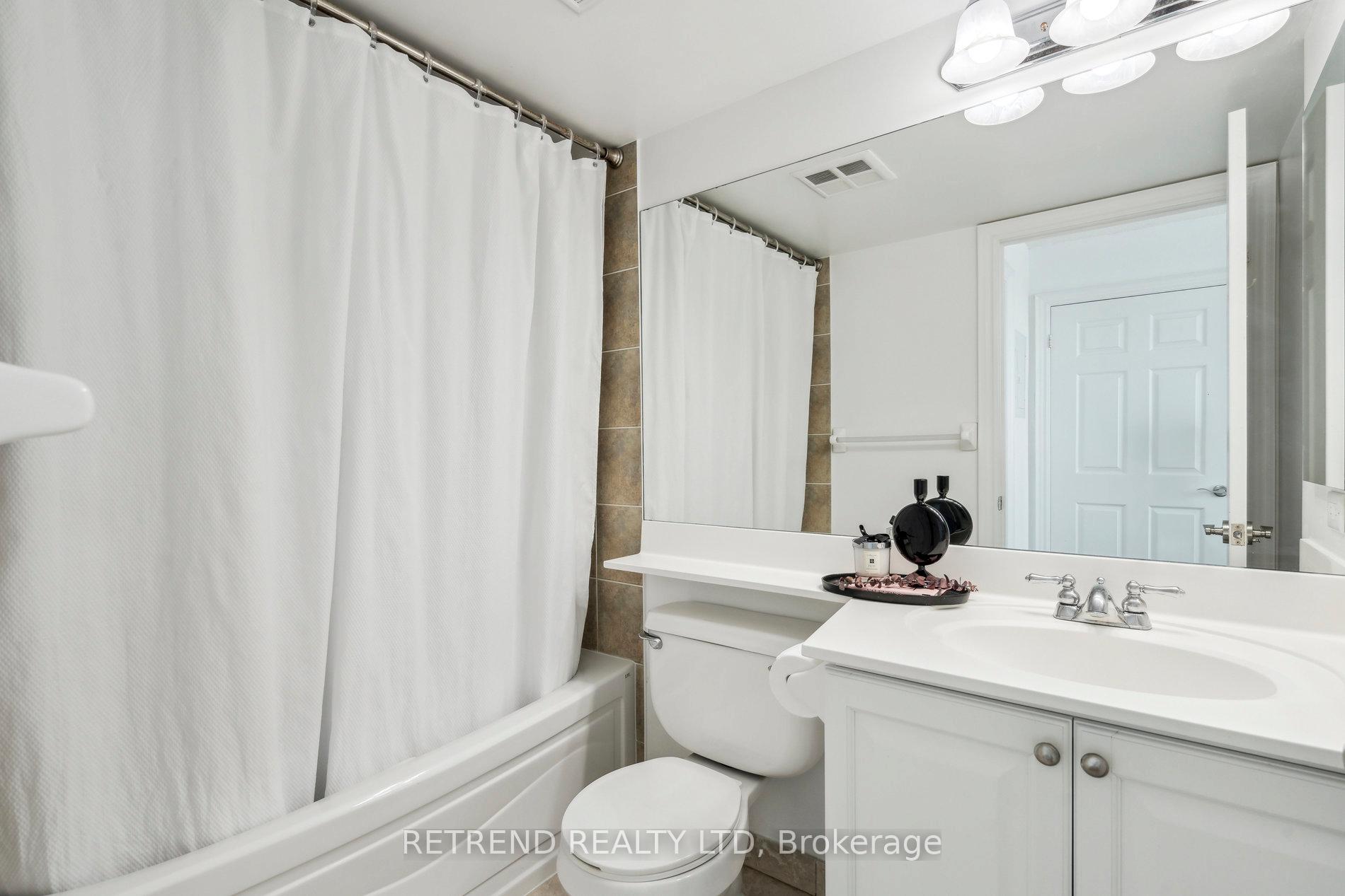 2 Bedrooms Condo at 15 Greenview, Toronto For sale