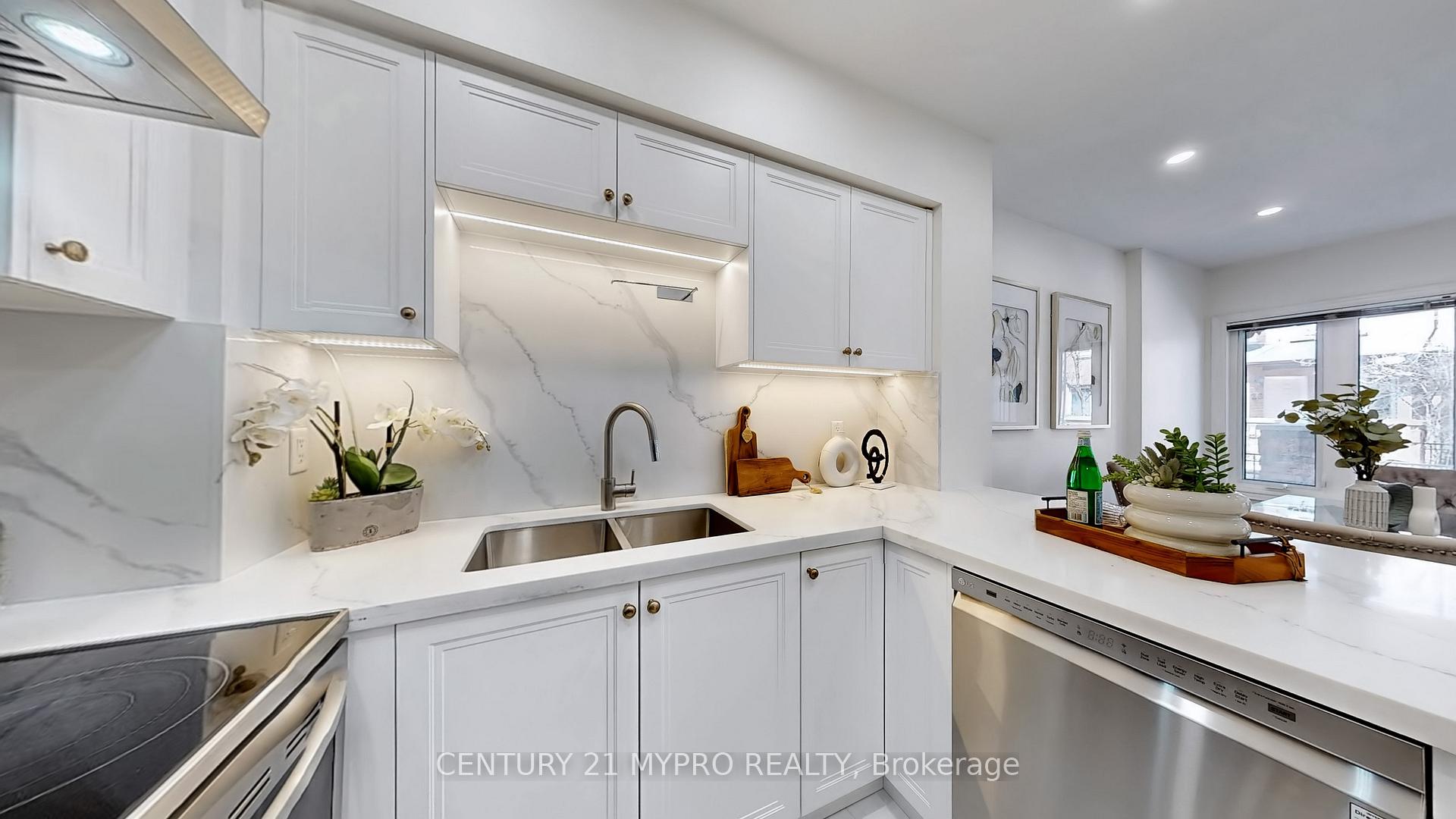3 Bedrooms Condo at 735 New Westminster,  Vaughan For sale