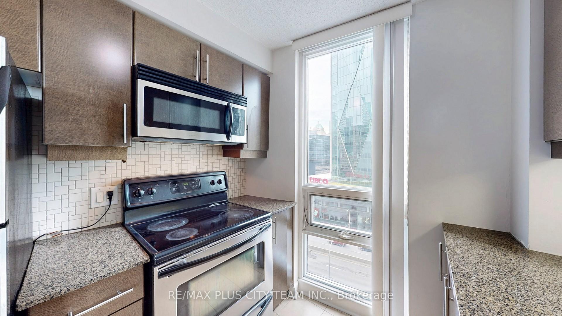 2 Bedrooms Condo at 18 Harbour, Toronto For sale