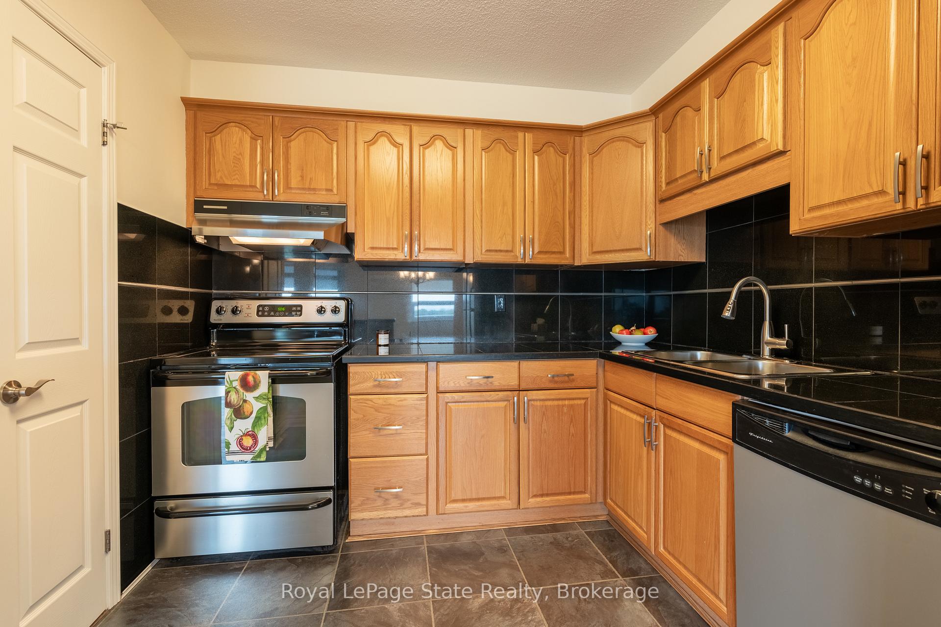2 Bedrooms Condo at 500 Green,  Hamilton For sale