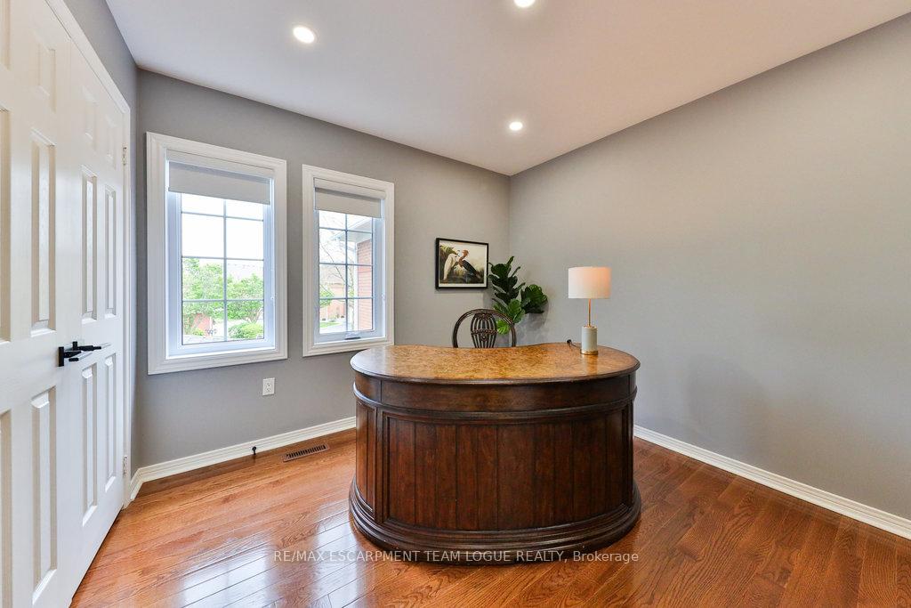 4 Bedrooms Condo at 2145 Country Club, Burlington For sale