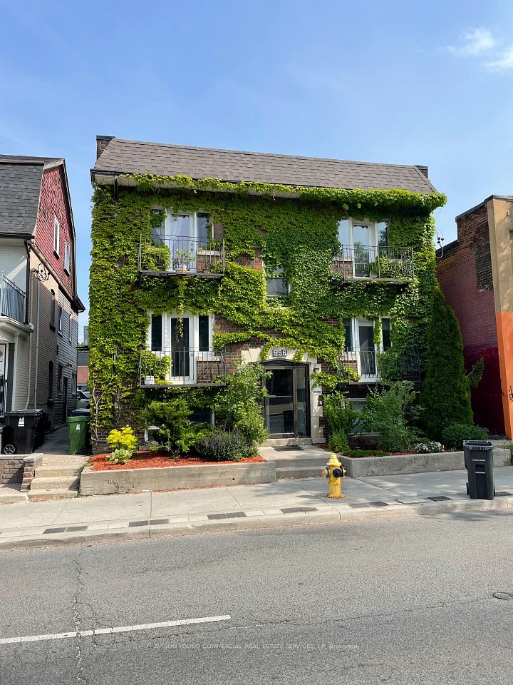 596 St. Clair