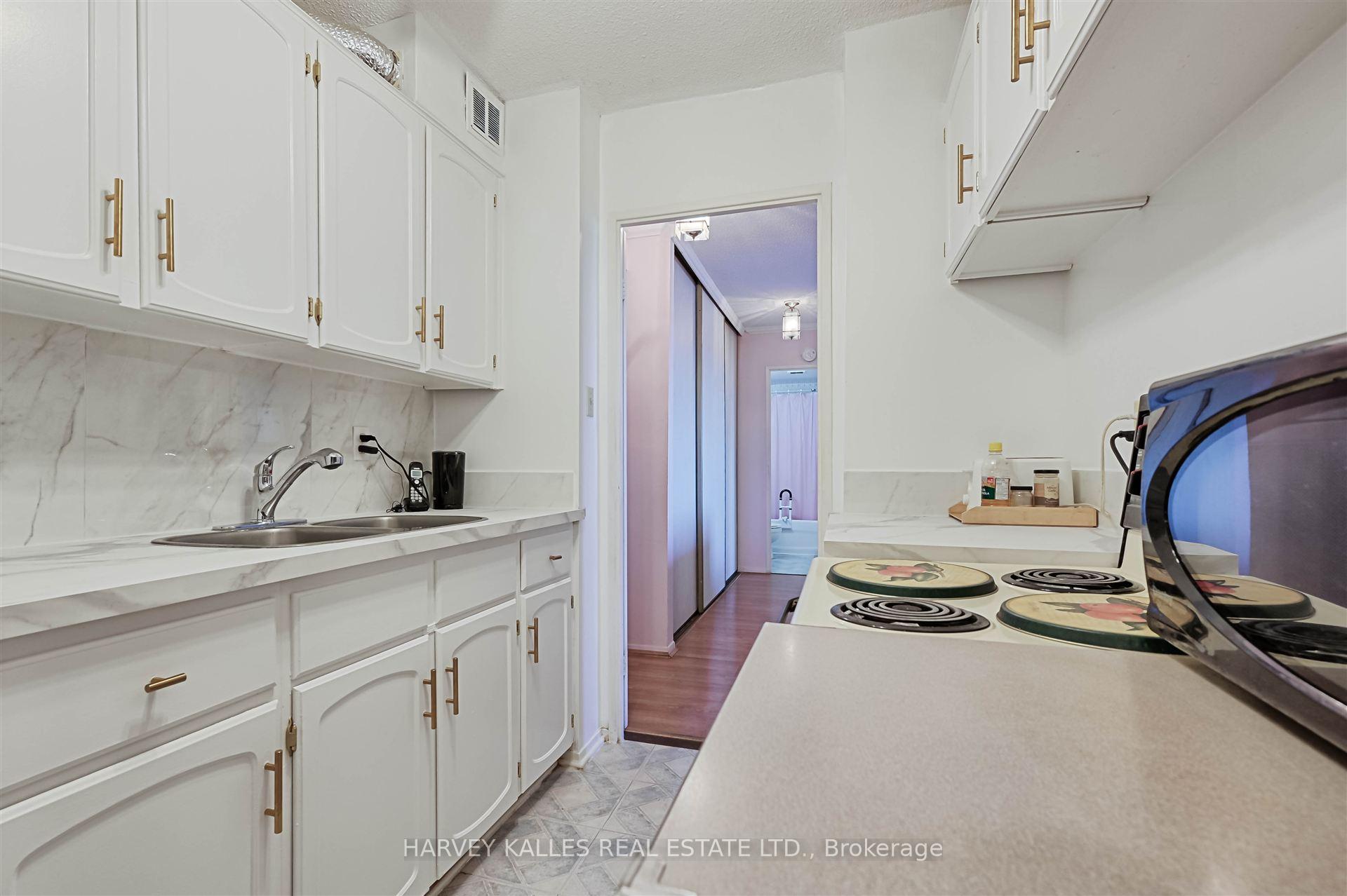 2 Bedrooms Condo at 2929 Aquitaine, Mississauga For sale