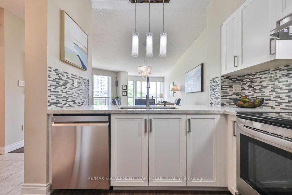 2 Bedrooms Condo at 2511 Lakeshore, Oakville For sale
