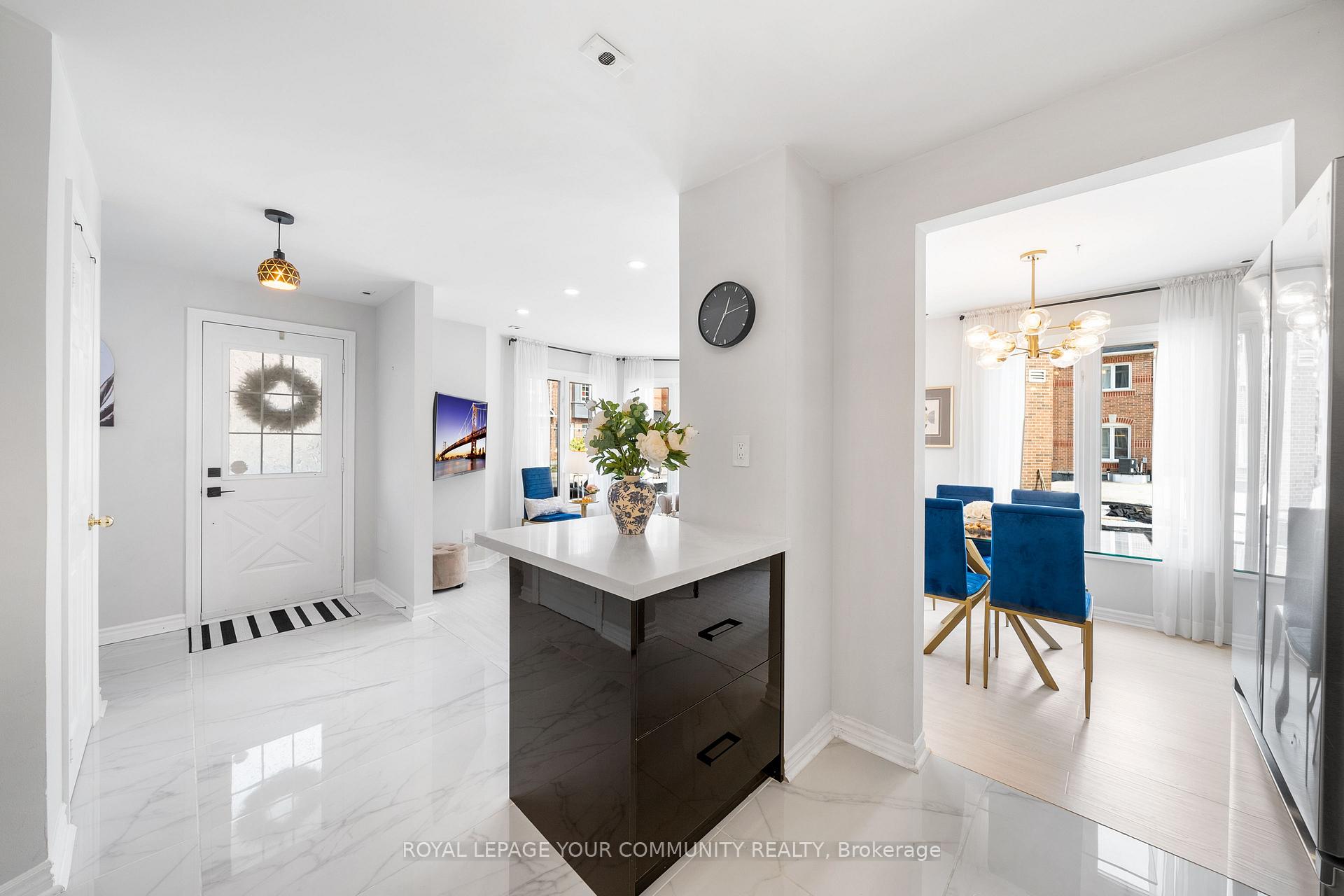 3 Bedrooms Condo at 151 Townsgate,  Vaughan For sale