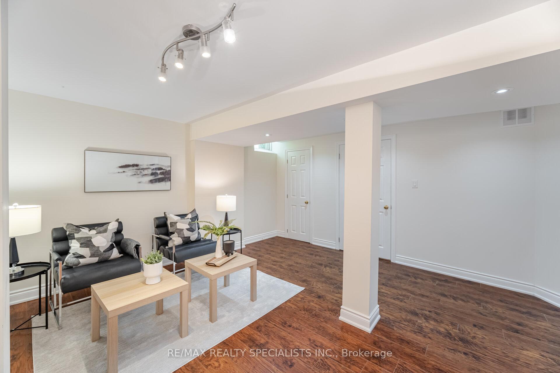 4 Bedrooms Condo at 5230 Glen Erin, Mississauga For sale