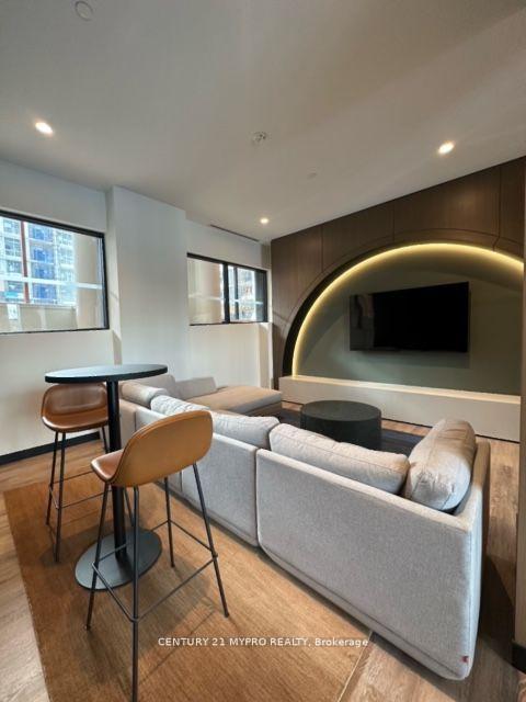 1 Bedroom Condo at 7950 Bathurst,  Vaughan For sale