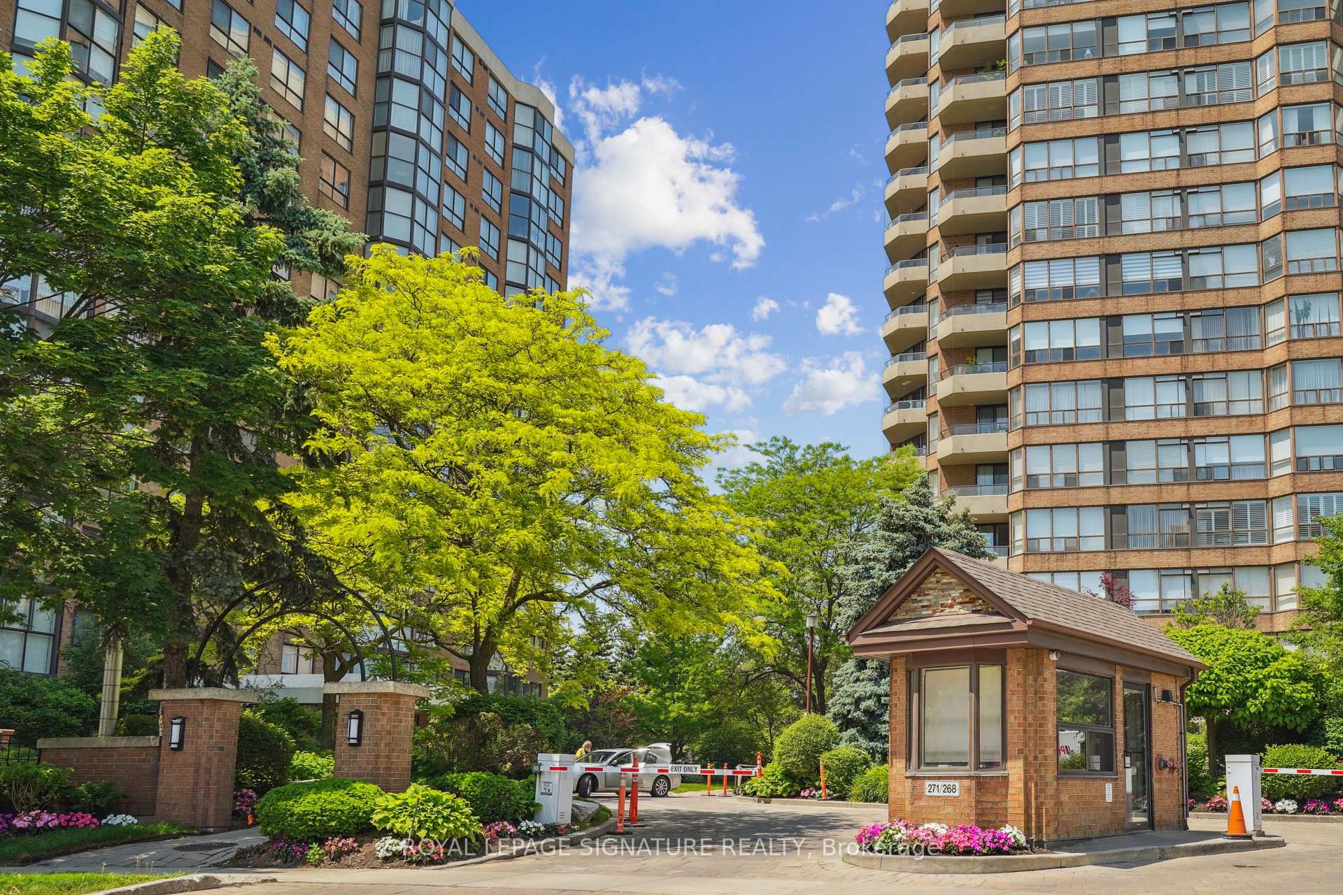 2 Bedrooms Condo at 271 Ridley, Toronto For sale