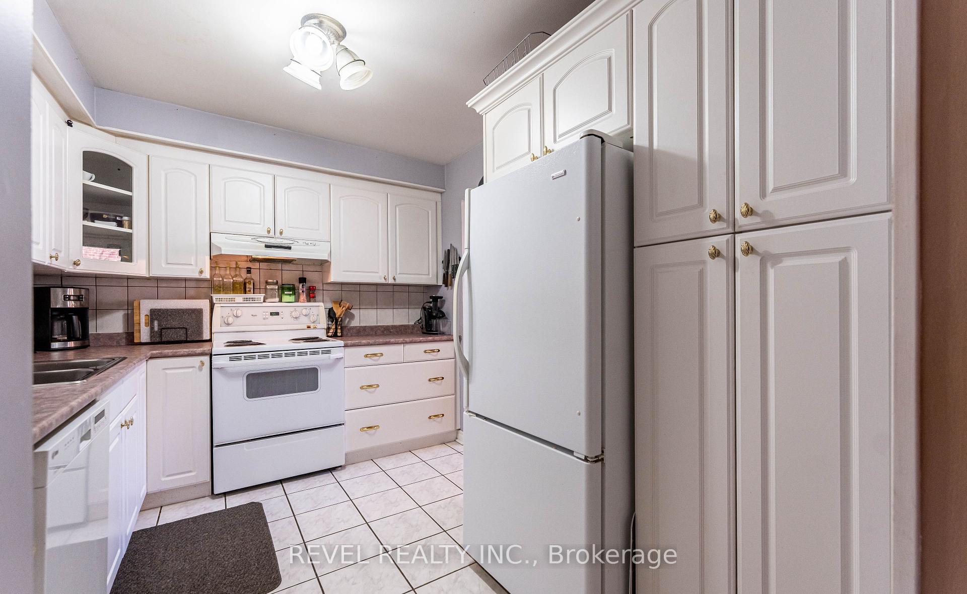 3 Bedrooms Condo at 25 Redbury,  Hamilton For sale