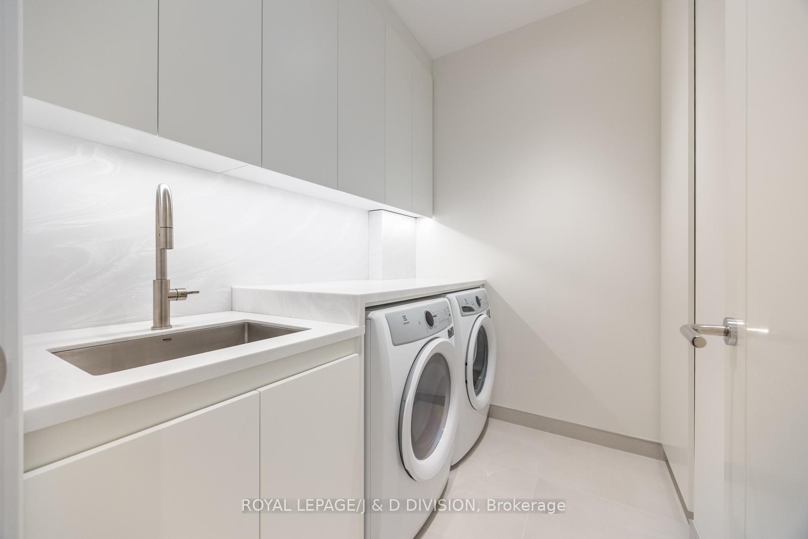 2 Bedrooms Condo at 7 Dale,  Toronto For sale