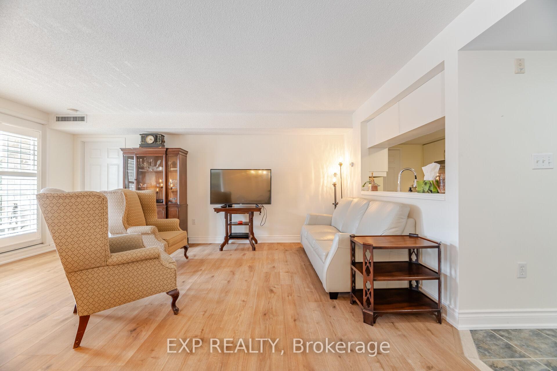 2 Bedrooms Condo at 216 Plains, Burlington For sale