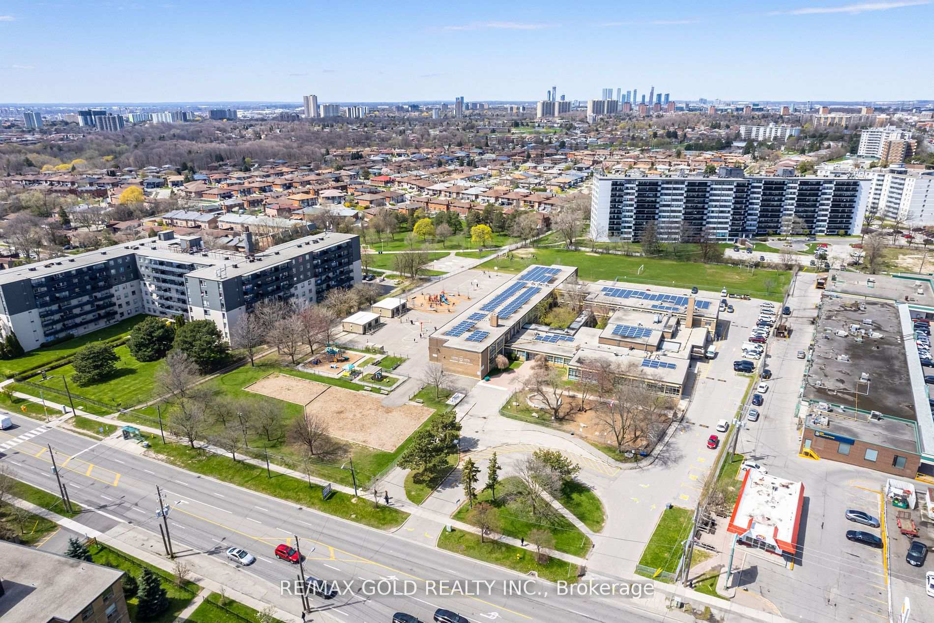 5 Bedrooms Condo at 24 Norman Wesley,  Toronto For sale