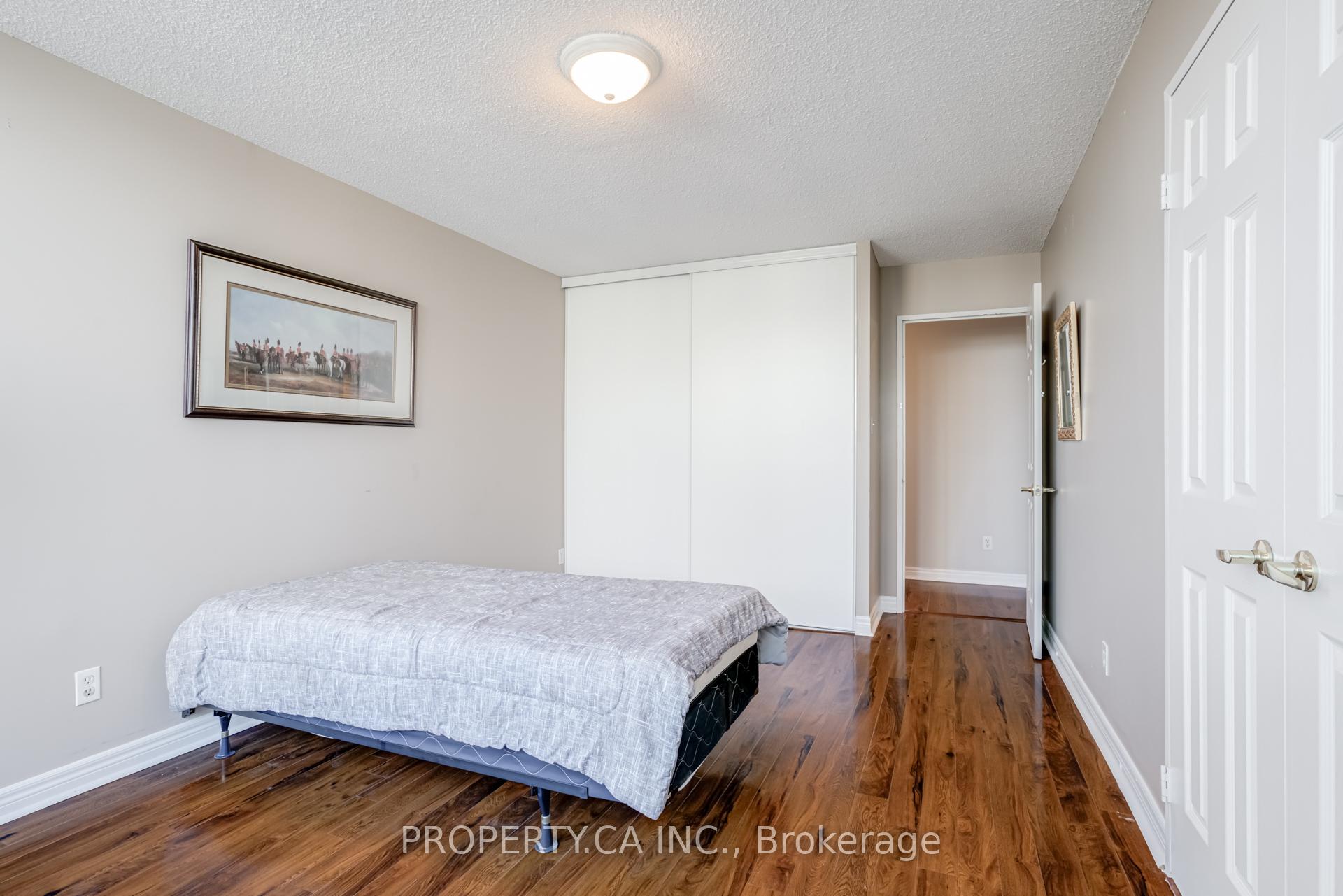 3 Bedrooms Condo at 156 Enfield, Mississauga For sale