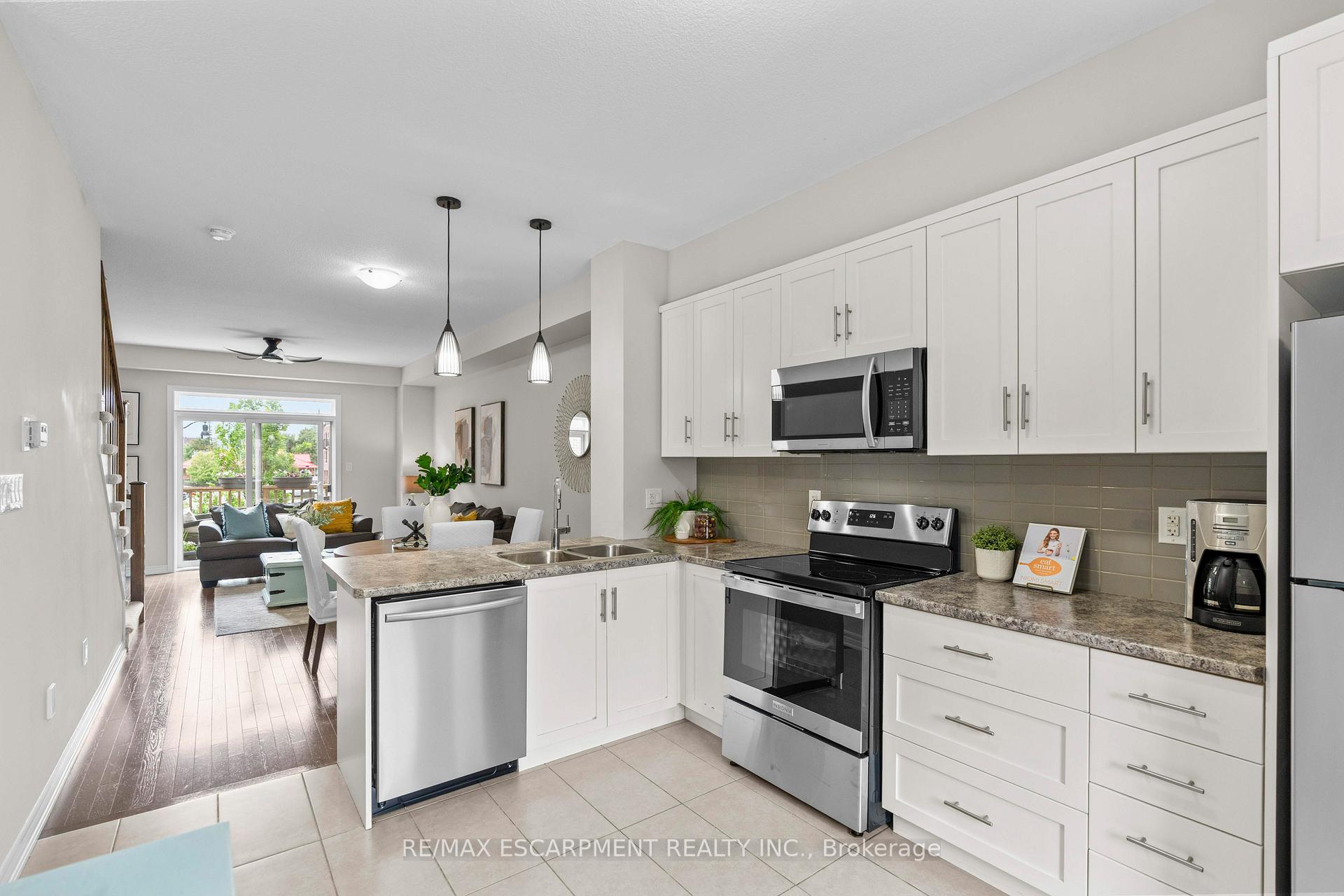 3 Bedrooms Condo at 215 Dundas, Hamilton For sale