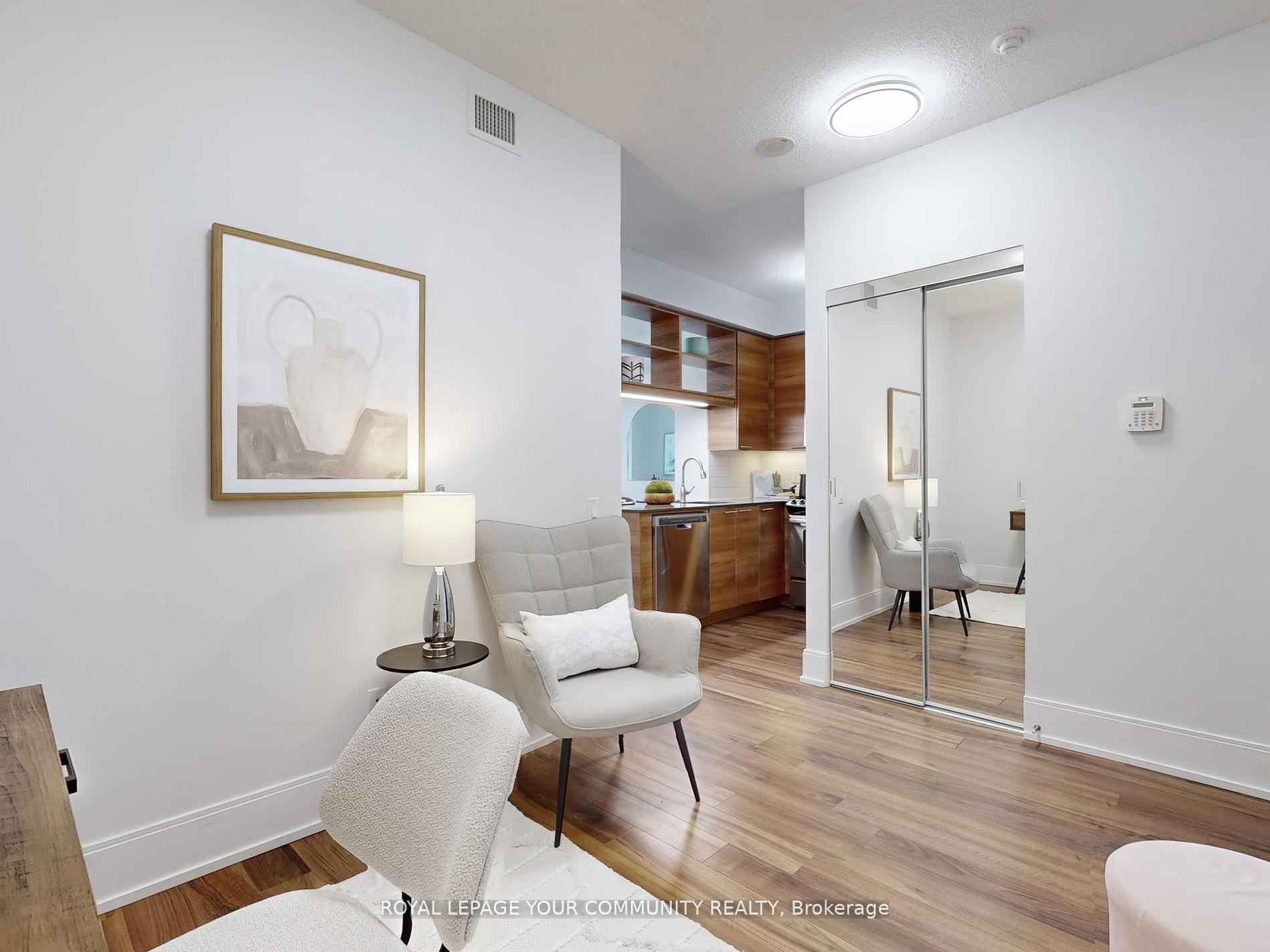 2 Bedrooms Condo at 15 Viking, Toronto For sale