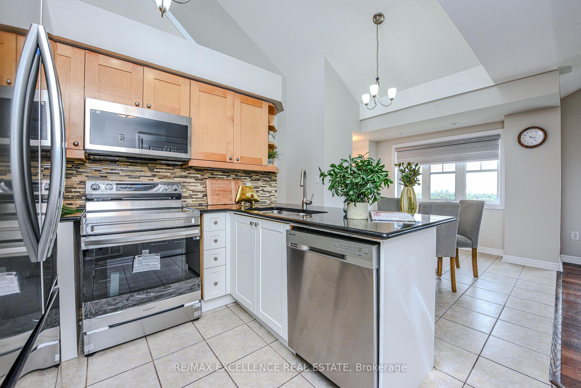 3 Bedrooms Condo at 599 Dundas, Mississauga For sale
