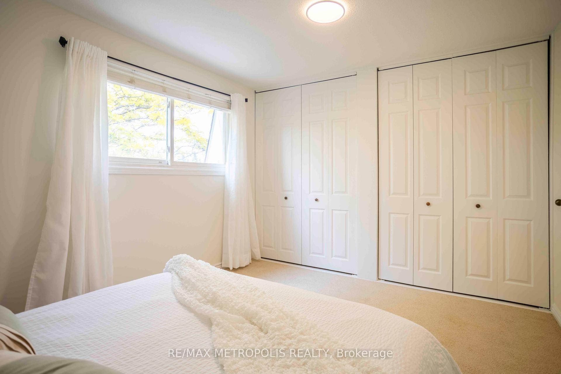 3 Bedrooms Condo at 11 Harrisford, Hamilton For sale