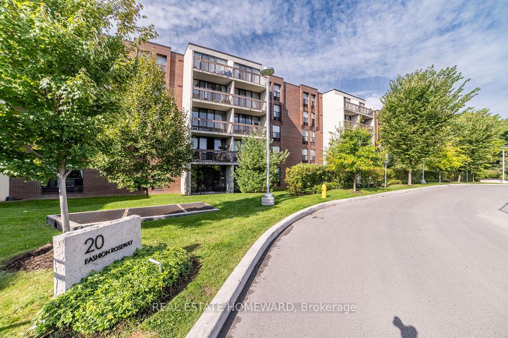 3 Bedrooms Condo at 20 Fashion Roseway, Toronto For sale