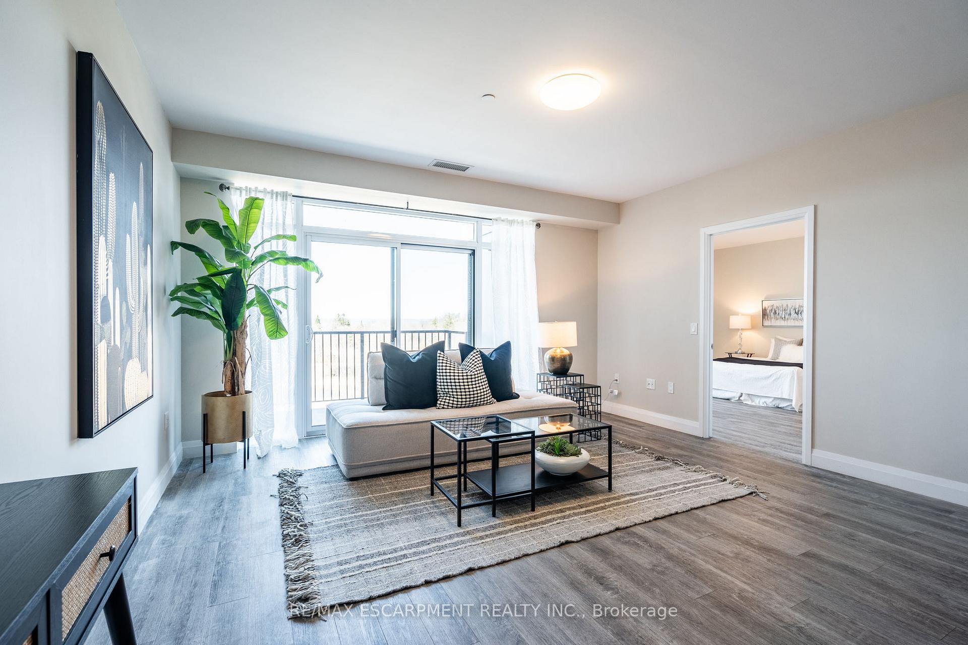 2 Bedrooms Condo at 1 Redfern, Hamilton For sale