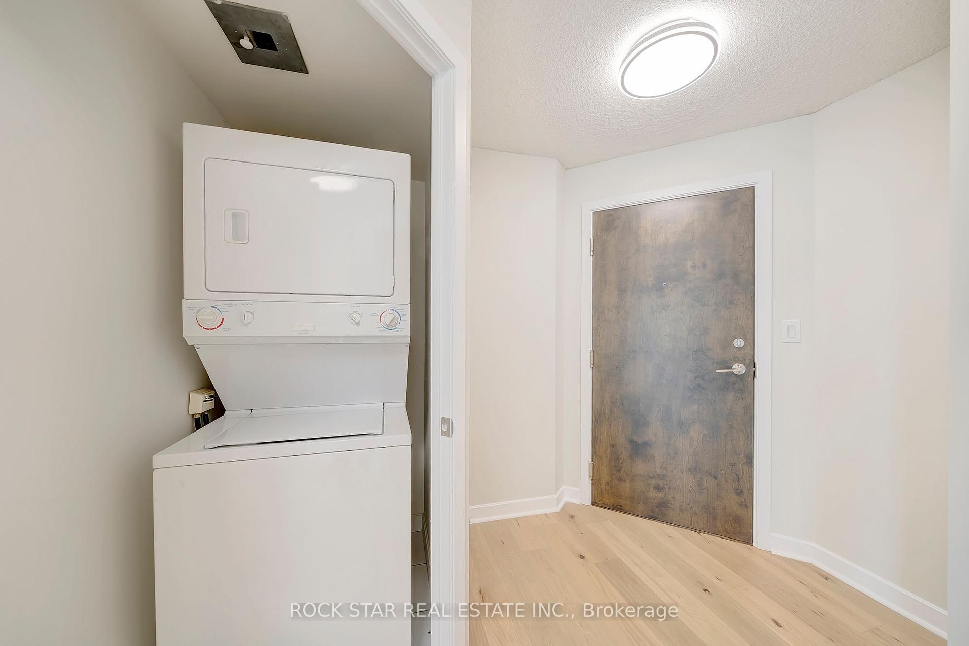 2 Bedrooms Condo at 18 Harbour,  Toronto For sale